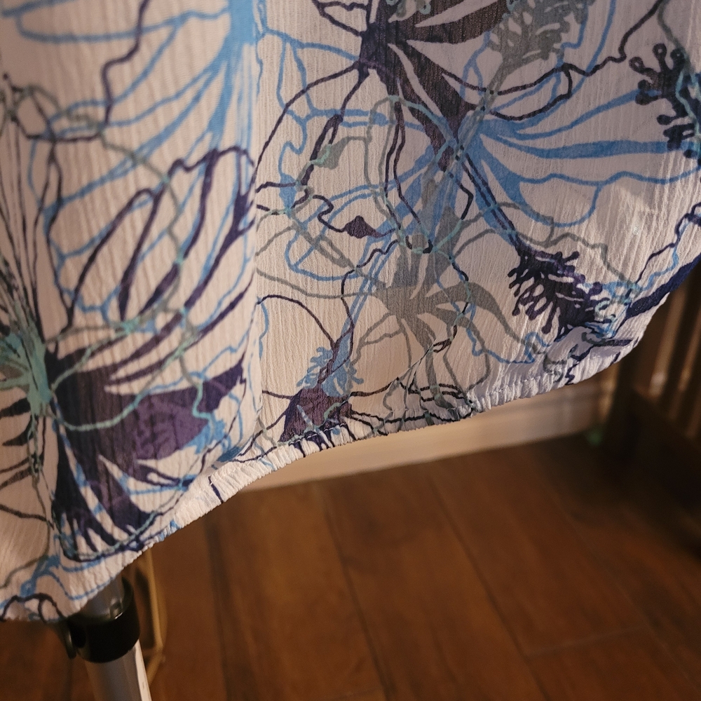 Liz Clairborne Floral Blue and White Women's Top - Picture 3 of 5
